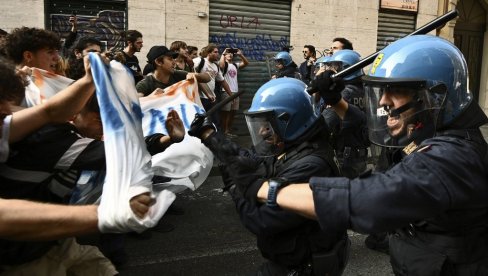 HAOS NA ULICAMA TORINA: Sukob policije sa učesnicima protesta protiv premijerke Meloni (VIDEO)