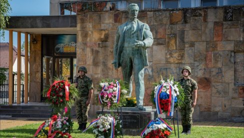SLEDI OBNOVA SPOMENIKA ŽARKA ZRENJANINA: Grad Zrenjanin obeležio je 79. godišnjicu od oslobođenja u Drugom svetskom ratu (FOTO)