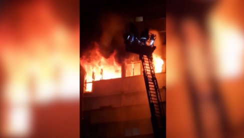 DVOJE POGINULIH U POŽARU U KRAGUJEVCU: Vatra gutala spratove zgrade, vatrogasci se bore sa stihijom (VIDEO)