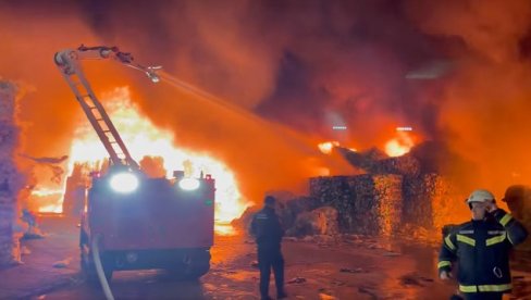 GORI PLASTIKA NA VIŠE HILJADA KVADRATA: Veliki požar u osječkoj fabrici još nije ugašen - škole otkazale nastavu