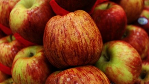 ЈАБУКЕ ДО 200 ДИНАРА:  Богата понуда воћа и поврћа на престоничкој пијаци Зелени венац