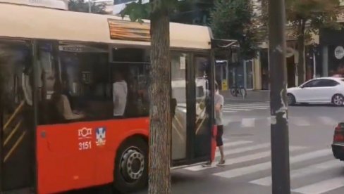 BEOGRAĐANI U ČUDU POSMATRALI ŠTA SE DEŠAVA: Muškarac korača unazad priljubljen uz bus, a vozač ne staje (VIDEO)