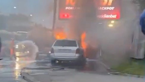 POŽAR U BEOGRADU: Zapalio se automobil, stvaraju se gužve u saobraćaju (VIDEO)