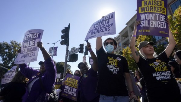 ПРОПАЛИ ПРЕГОВОРИ: Хаотично у Америци, десетине хиљада медицинских радника на улицама (ФОТО)
