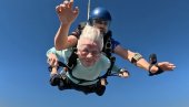 NEUSTRAŠIVA BAKA (104) ULAZI U GINISOVU KNJIGU REKORDA: Najstarija osoba koja je imala skok iz aviona (FOTO/VIDEO)