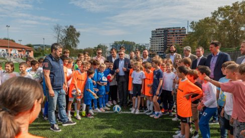 PIKSI UVELIČAO SLAVLJE: Polet obnovio fudbalski teren na Dorćolu