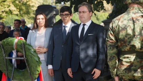 POČAST HEROINI MILUNKI SAVIĆ: Ministar Selaković položio venacna njen grob u Aleji velikana