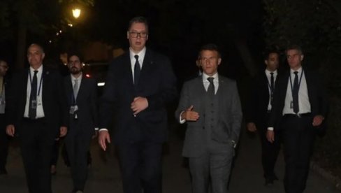 PREMA OSMANI PREZIR, A S VUČIĆEM RAZGOVOR PREKO SAT VREMENA: Makron i predsednik Srbije na sastanku na terasi hotela predsednika Francuske