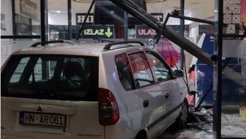 SAOBRAĆAJNA NESREĆA U IGALU: Vozilom, pijana, udarila u ulaz hipermarketa