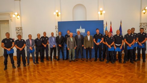 RIZIKOVALI SVOJE, DA SPASU TUĐE ŽIVOTE: Gradonačelnik Novog Sada uručio nagrade istaknutim policajcima