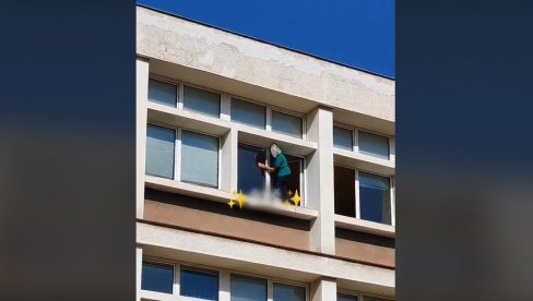 OVO JE JAKO OPASNO... Higijeničarka beogradske škole htela da opere prozor sa spoljne strane, pa ugrozila svoju bezbednost (VIDEO)