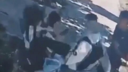 UZNEMIRUJUĆE: Tinejdžer šutira devojčicu u glavu, pa je krvnički udara pesnicom - Jezivo nasilje u Sremskoj Mitrovici (VIDEO)