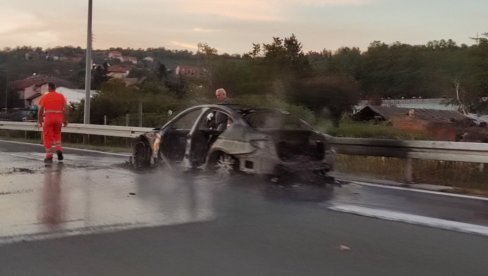 AUTO SE PRETVORIO U BUKTINJU: Kulja gusti dim na auto-putu kod Vrčina, vozilo izgorelo do neprepoznatljivosti (FOTO/VIDEO)