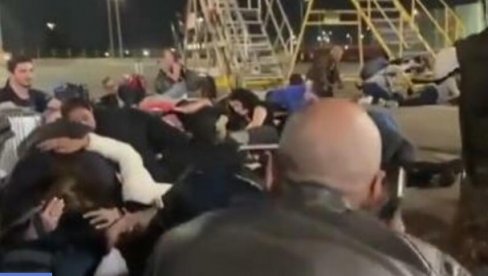 DECA I LJUDI LEŽE PO PISTI DOK SIRENE NAJAVLJUJU NOVI NAPAD: Užasne scene sa aerodroma u Tel Avivu (VIDEO)