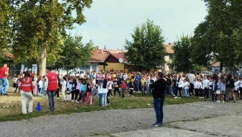 „TRKA ZA SREĆNIJE DETINJSTVO“: Na stazi 500 đaka iz paraćinske OŠ „Momčilo Popović“ (FOTO)