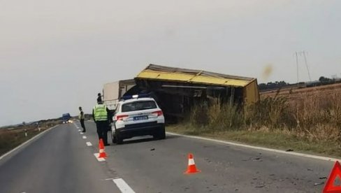 КАМИОН СЛЕТЕО СА ПУТА: Саобраћајна несрећа на путу Меленци-Зрењанин, полиција на лицу места (ФОТО)