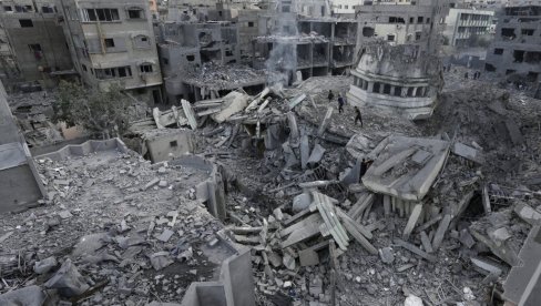 ПОСЛЕ ИЗРАЕЛСКОГ УДАРА: Спасиоци у Гази извлаче преживеле и тела погинулих из рушевина