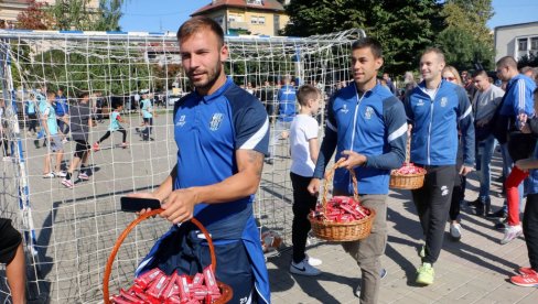 PROMOCIJA FK SMEDEREVO NA GRADSKOM TRGU: Prvotimci igrali fudbal sa osnovcima i delili im poklone