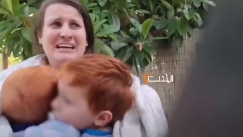 СНИМАК ТЕРА СУЗЕ НА ОЧИ: Три генерације породице отете, мајка држи децу у наручју док их борци Хамаса одводе са собом (ВИДЕО)