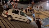 KAKO LI JE SAMO OVO USPELA? Pijana devojka upalila GPS, pa umesto da stigne kući, završila na stepenicama u centru grada (VIDEO)