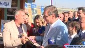 DIVNI POKLONI ZA VUČIĆA: Azbuka u zlatovezu i specijalna čestitka od najmlađih (FOTO)