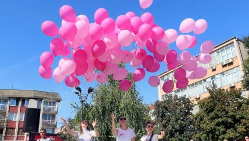SIMBOLIČNO PUŠTENI ROZE BALONI: Na Gradskom trgu u Smederevu održana tribina Prevencija karcinoma dojke  (FOTO)