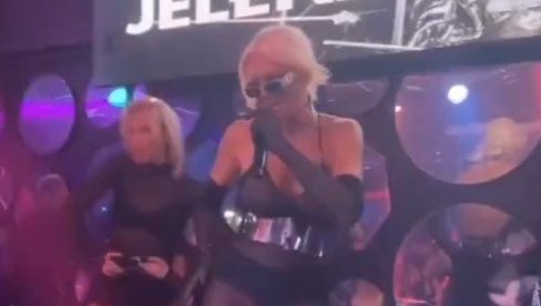 ОНА МУ СЕ ОБРАТИЛА: Јелена Карлеуша објавила видео снимак на Инстаграму, Ђани одушевљен њеним плесом (ВИДЕО)