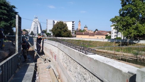 NA TERENU SVAKODNEVNO: Finalne pripreme za postavljanje  pešačkog mosta u Paraćinu