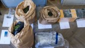 ZAPLENILI  34 KILOGRAMA MARIHUANE: U Novom Sadu uhapšeni M.T. (39) i M.V. (44) osumnjičene za trgovinu drogom