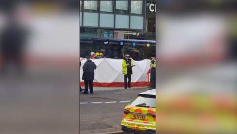 DRAMA U MANČESTERU: Autobus se zakucao u radnju, ima povređenih (VIDEO)
