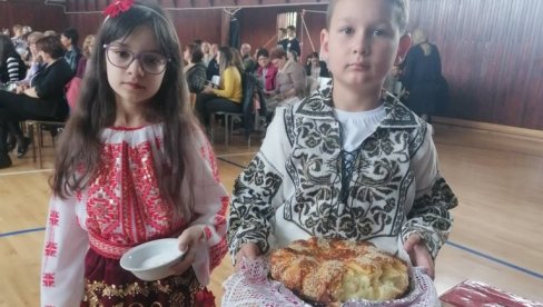 СВЕТСКИ ДАН ХЛЕБА: Румуни у Вршцу свечаност посветили најстаријем обичају гостопримства (ФОТО)