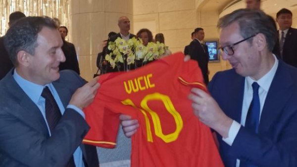 ХВАЛА НА ДИВНОМ ПОКЛОНУ Српски Мурињо изненадио председника Вучића (ФОТО)