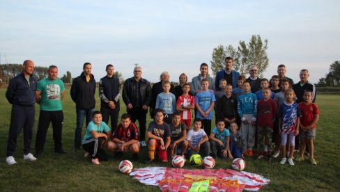ДАР МИНИСТАРСТВА СПОРТА И ФСС: Фудбалски клубови из сомборских села добили вредну опрему
