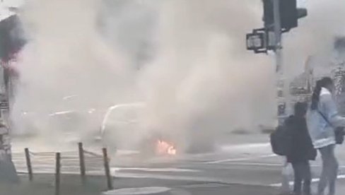 ZAPALIO SE AUTOMOBIL U BEOGRADU: Dim kulja na sve strane, vatrogasci na terenu (VIDEO)
