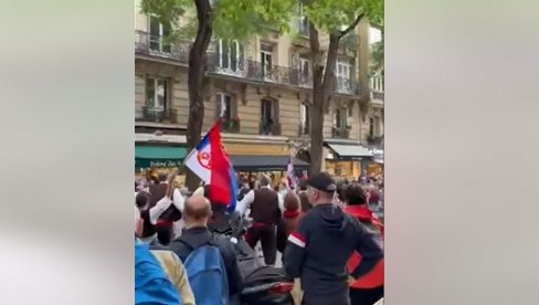 SRPSKA TRADICIJA USRED PARIZA: Folkloraši zaigrali kolo, Francuzi ih posmatrali sa oduševljenjem (VIDEO)