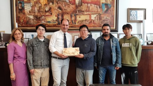 САРАДЊА СА НАЈБОЉИМА: Делегација кинеског универзитета, првог на свету, у посети Машинском факултету