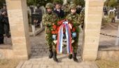 ПОЧАСТ ПАЛИМ ЈУНАЦИМА: Венац на споменик српским и мароканским војницима, погинулим у Великом рату