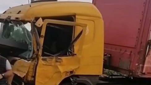 KAMION SE ZAKUCAO U AUTOBUSKU STANICU: Teška saobraćajna nesreća u Bariču (FOTO/VIDEO)