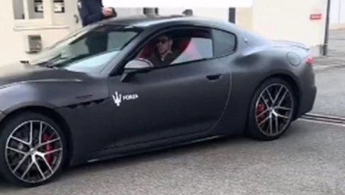 DUŠANE, VELIKI SI! Vlahović zaustavio skupocen automobil i ovako obradovao navijačicu Juventusa (VIDEO)