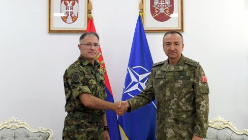ИСТАКНУТ ЗНАЧАЈ САРАДЊЕ: Нови командант КФОР-а у посети генералу Мојсиловићу (ФОТО)