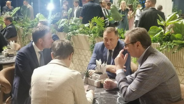 ПОНОСАН НА СТАНИЦУ ПРОКОП: Председник Вучић са пријатељима задржао се у разговору на новој станици