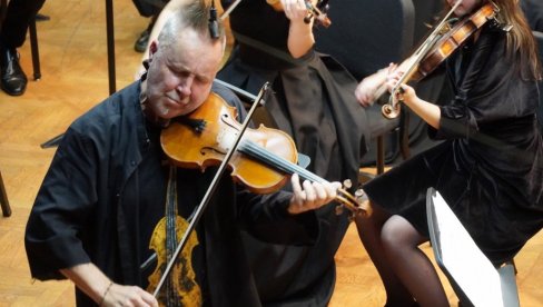 NAJDŽEL KENEDI ODRŽAO KONCERT NA KOLARCU: Britanski virtuoz svirao na BEMUS-u (FOTO)