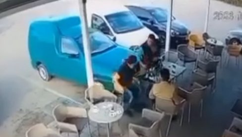 DRAMA NA BEZNINSKOJ PUMPI: Vozilo se samo pokrenulo, pa udarilo u goste u bašti kafića (VIDEO)