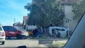 TEŽAK UDES KOD NOVOG SADA: Automobil prevrnut u dvorištu kuće, drugom polupan prednji deo