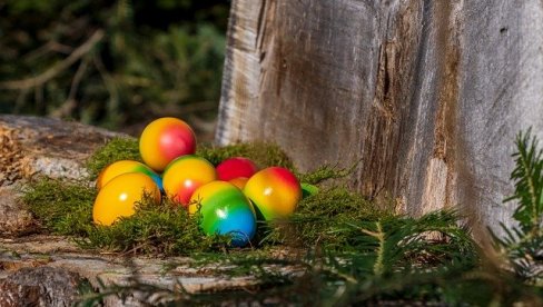 VULKAN JAJA ZA VASKRS: Tehnika farbanja koju će deca obožavati (VIDEO)