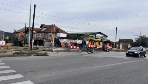 ŽENU UDARIO KAMION, PREMINULA U BOLNICI: Saobraćajna nesreća u Smederevu, na pružnom prelazu