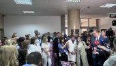 VELIKI APLAUZ ZA PREDSEDNIKA: Lekari se okupili da dočekaju Vučića (VIDEO)