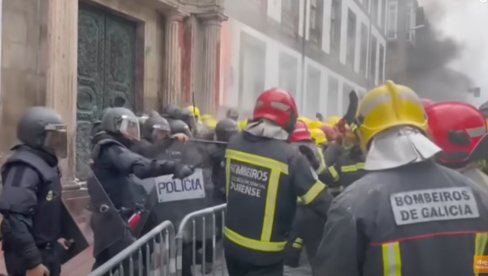 OPŠTA TUČA POLICIJE I VATROGASACA U ŠPANIJI: Hteli da upadnu u zgradu Pokrajinskog veća, nastao haos (VIDEO)
