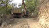 NEMAJU MILOSTI NI PREMA MRTVIMA: Albanci prokopali put preko starog srpskog groblja u Severnoj Mitrovici, kosti razbacane po putu (VIDEO)