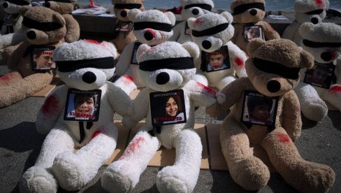 ПЛИШАНЕ МЕДЕ У ТЕЛ АВИВУ: Играчке са фотографијама киднаповане деце на тргу у Израелу
